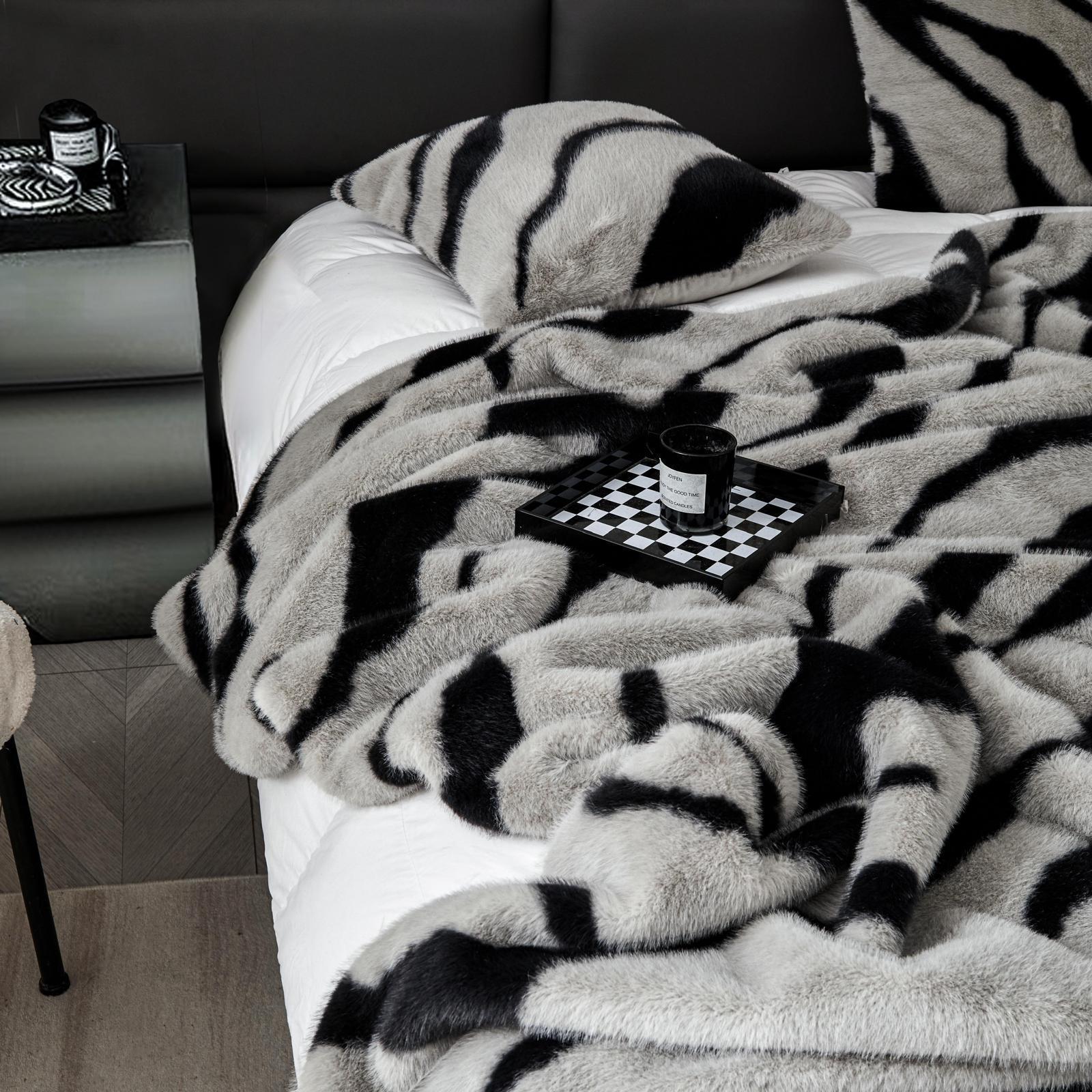 Patura din blana artificiala de Nurca cu fermoar + 2 fete de perna - Luxury | 14717-J