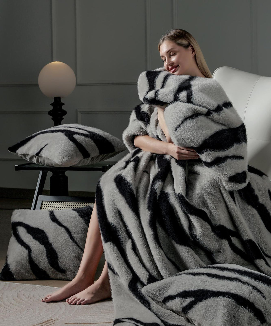 Patura din blana artificiala de Nurca cu fermoar + 2 fete de perna - Luxury | 14717-J