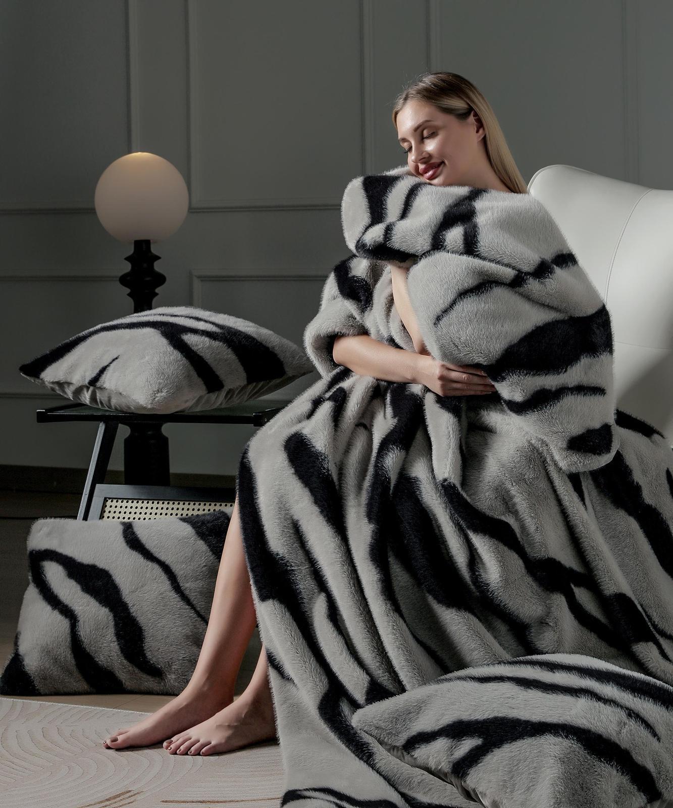 Patura din blana artificiala de Nurca cu fermoar + 2 fete de perna - Luxury | 14717-J