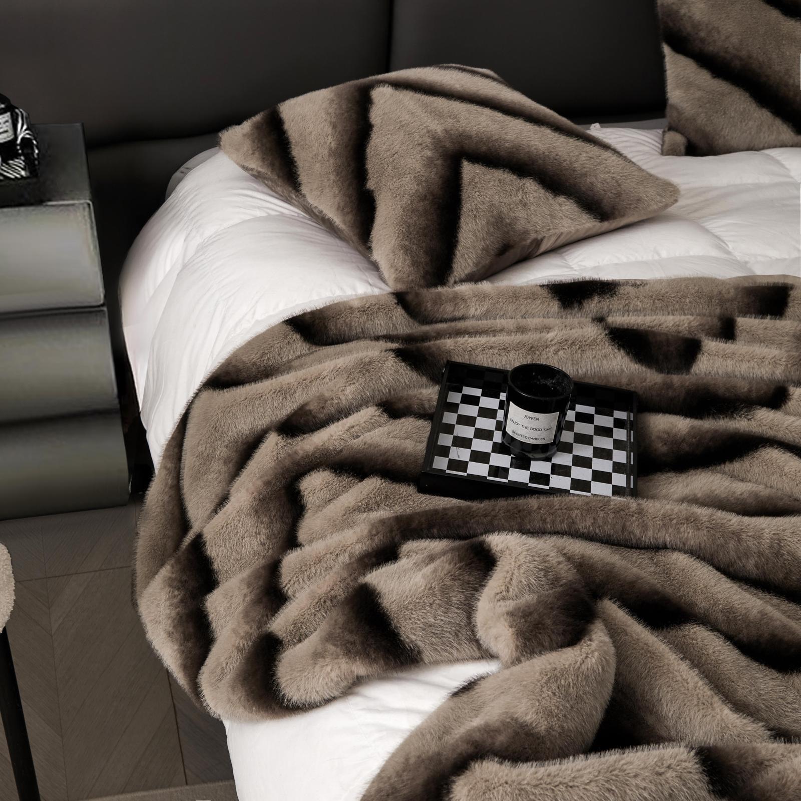 Patura din blana artificiala de Nurca cu fermoar + 2 fete de perna - Luxury | 14716-J