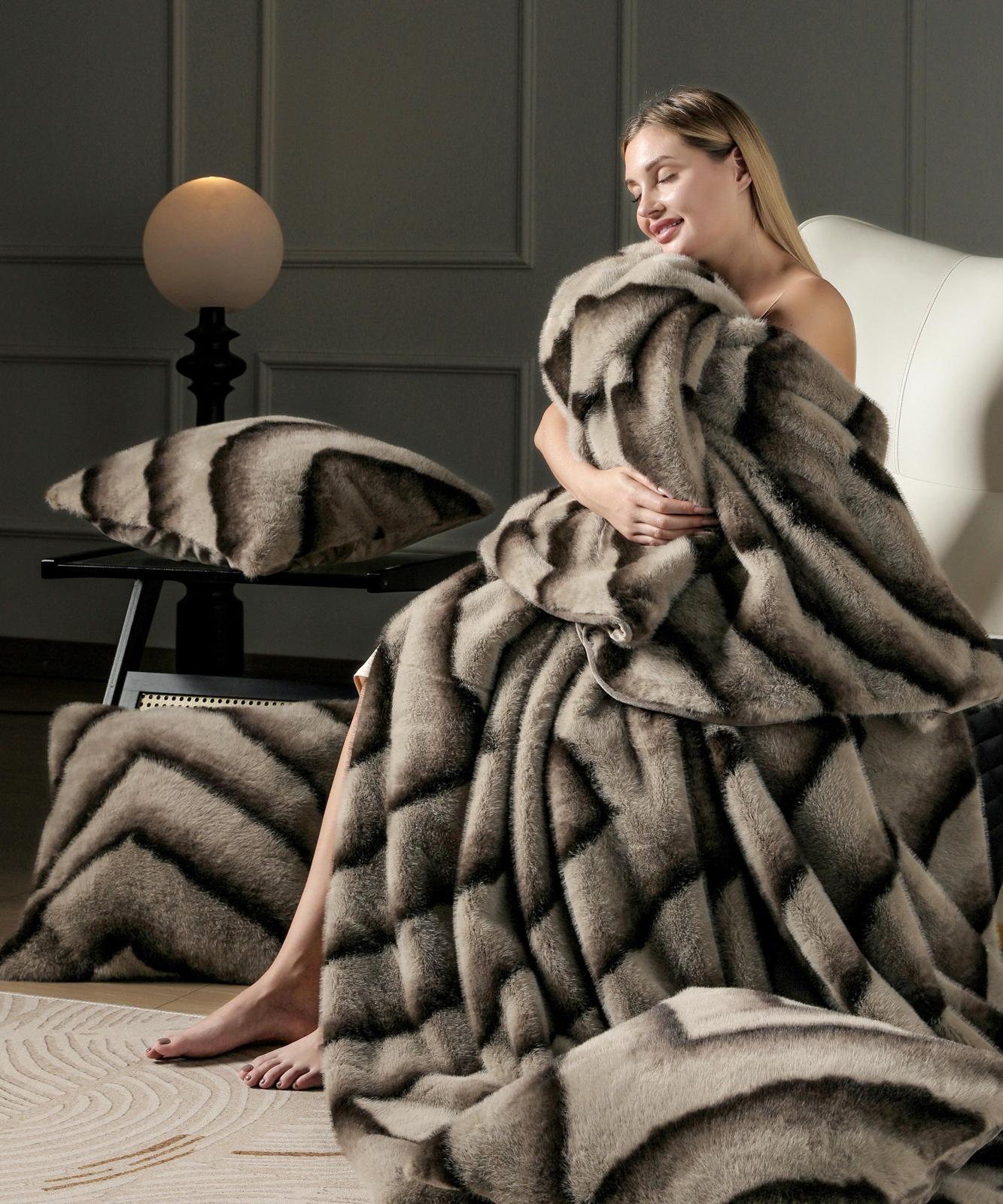 Patura din blana artificiala de Nurca cu fermoar + 2 fete de perna - Luxury | 14716-J