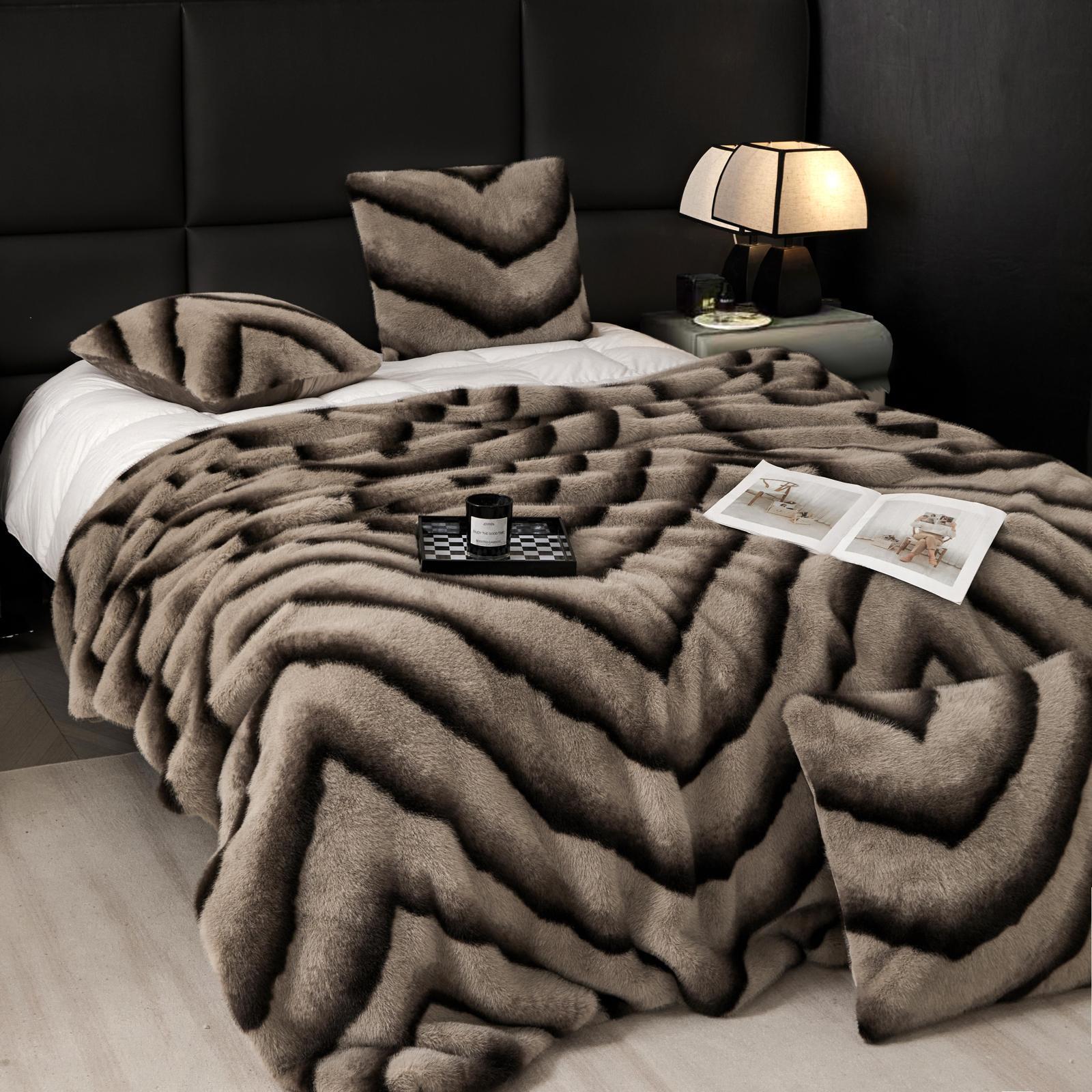 Patura din blana artificiala de Nurca cu fermoar + 2 fete de perna - Luxury | 14716-J