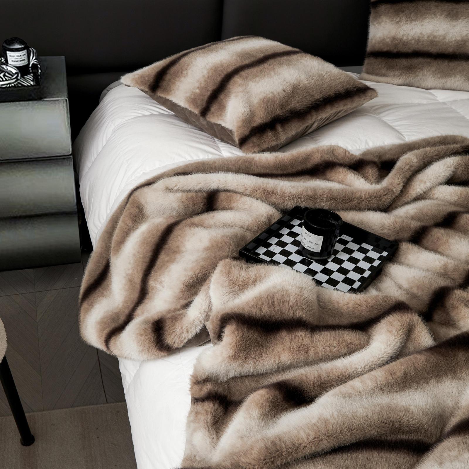 Patura din blana artificiala de Nurca cu fermoar + 2 fete de perna - Luxury | 14714-J