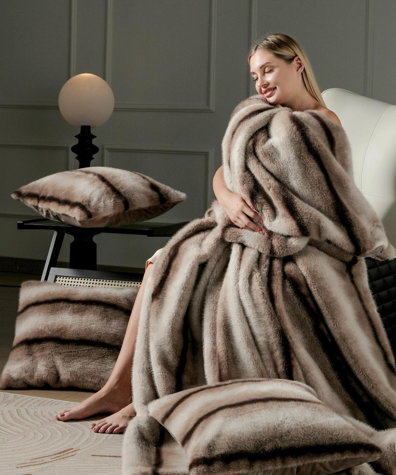 Patura din blana artificiala de Nurca cu fermoar + 2 fete de perna - Luxury | 14714-J
