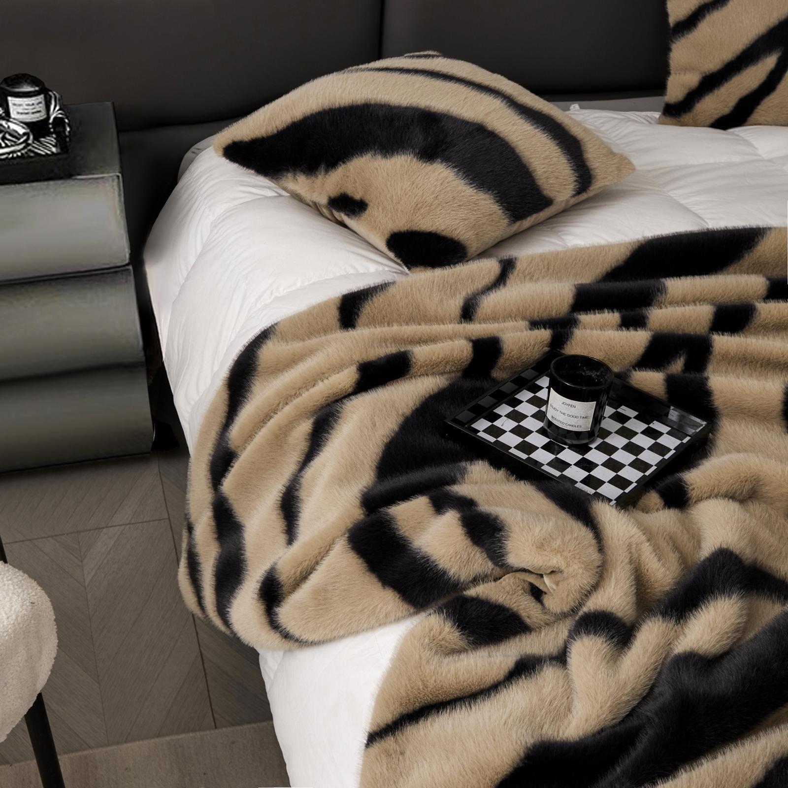 Patura din blana artificiala de Nurca cu fermoar + 2 fete de perna - Luxury | 14712-J