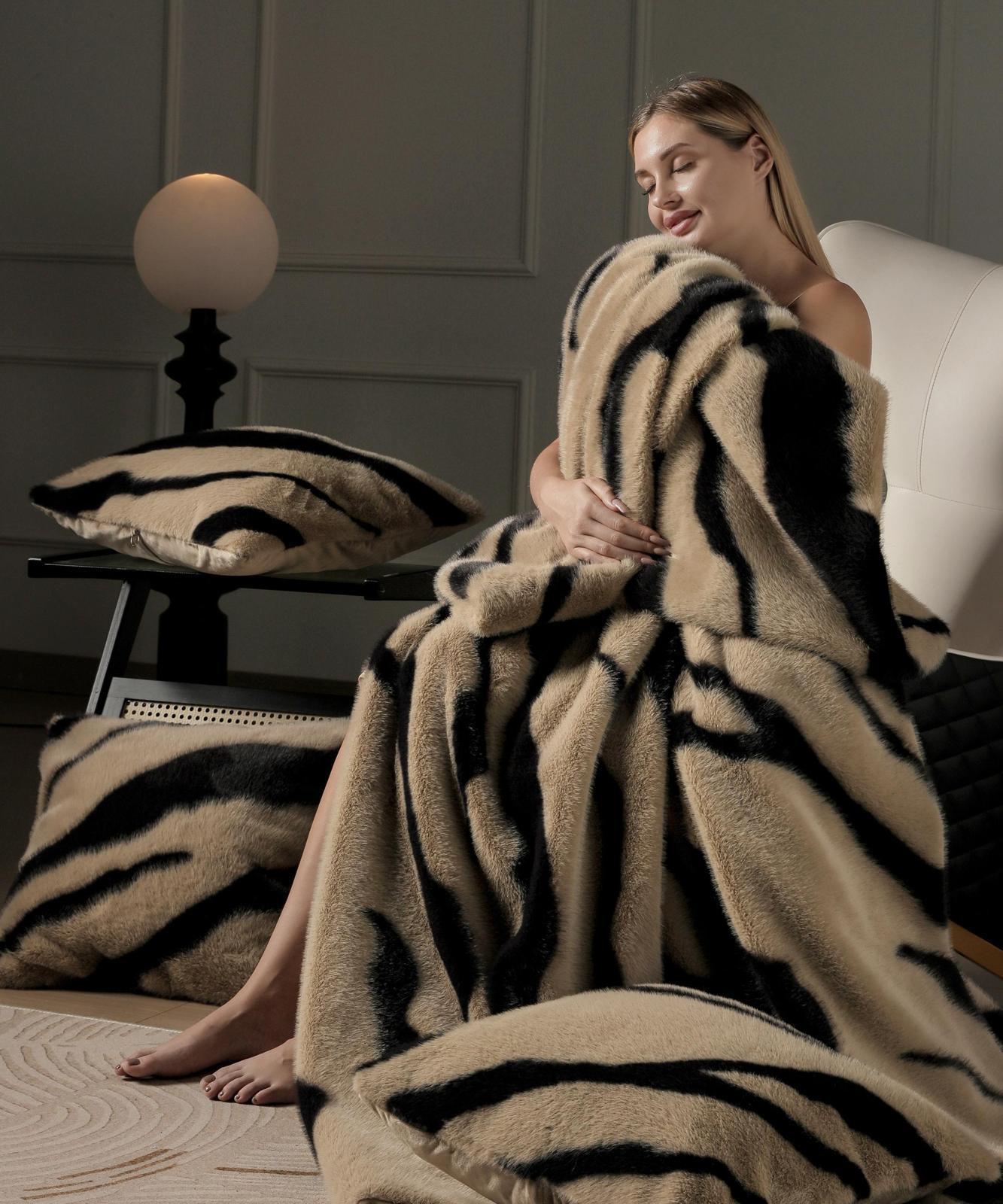 Patura din blana artificiala de Nurca cu fermoar + 2 fete de perna - Luxury | 14712-J