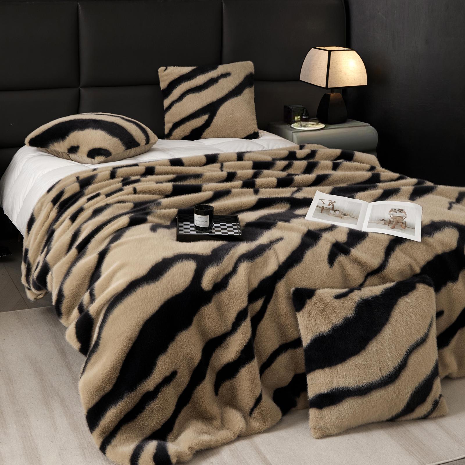 Patura din blana artificiala de Nurca cu fermoar + 2 fete de perna - Luxury | 14712-J